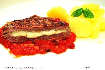 Grillowana wołowina z mozzarellą i sosem pomidorowym