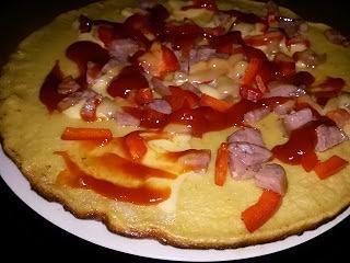 Omlet z kiełbasą i papryką zapiekany serem
