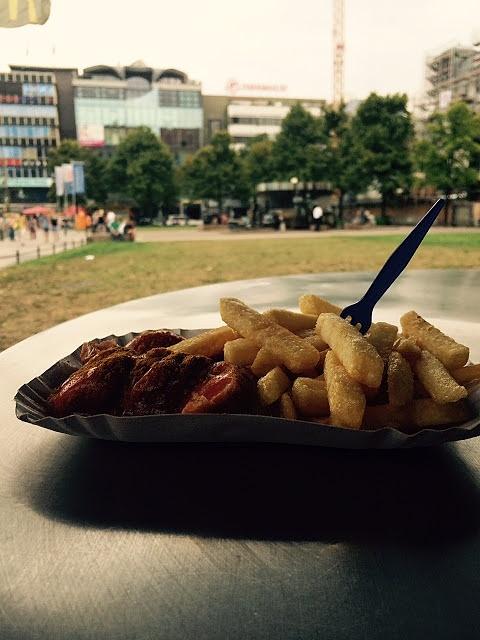 Currywurst z frytkami