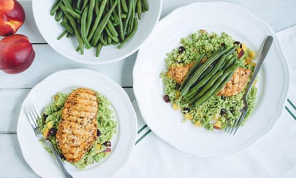 Grillowany kurczak z kuskusem i pesto z rukoli oraz fasolką szparagową