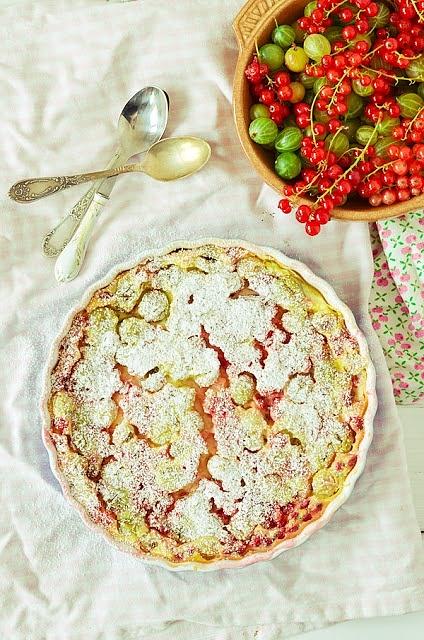 Clafoutis z agrestem i czerwoną porzeczką
