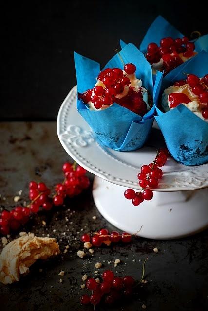 Babeczki Eton Mess z porzeczkami