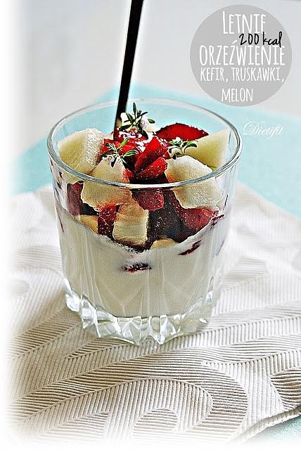 Kefir z truskawkami i melonem jako zdrowa przekąska