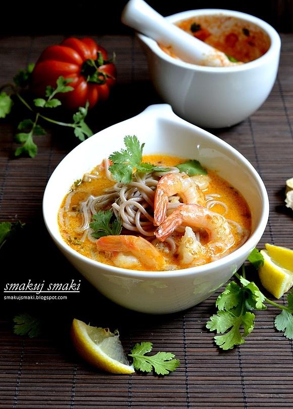 Zupa kokosowo-pomidorowa z krewetkami i makaronem soba