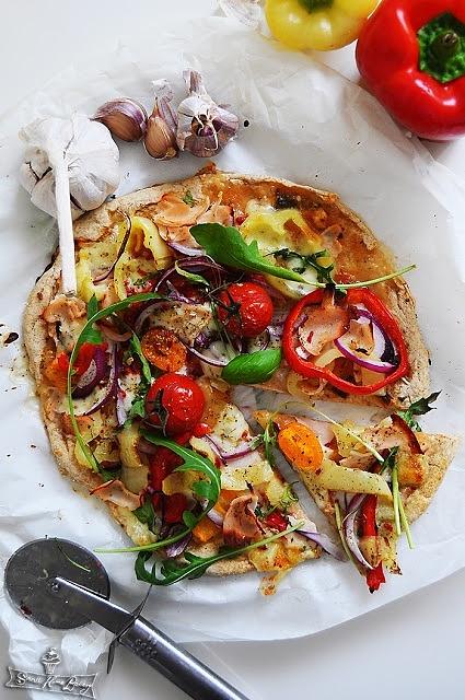 Pizza razowa z pieczonymi paprykami