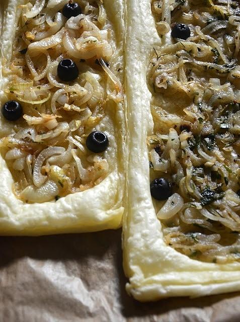 Ekspresowa prowansalska Pissaladière z cebulą, anchois i oliwkami