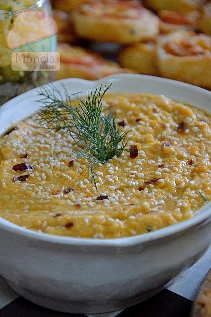Pasta z czerwonej soczewicy z marchewką i tahini