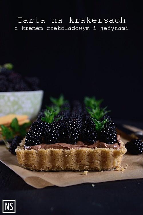 Tarta na krakersach z kremem czekoladowym i jeżynami