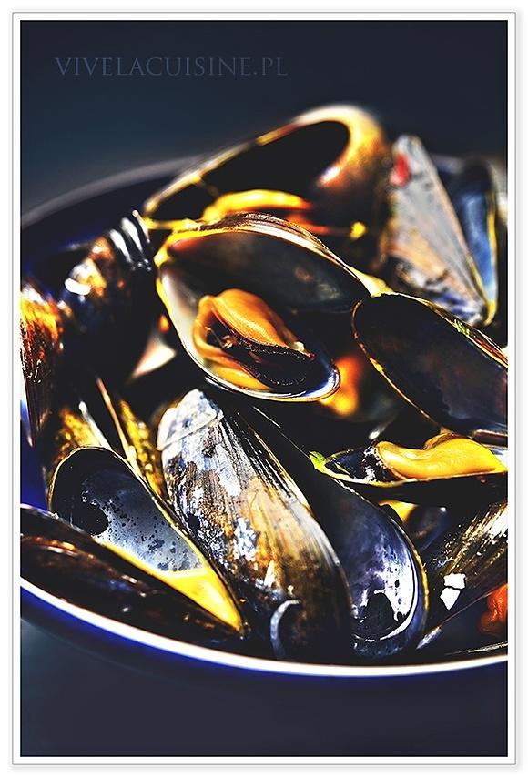Moules Marinières – małże gotowane w białym winie i cebuli