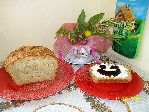 Chleb wieloziarnisty pszenno-żytni z ziarenkami i chrupiącą skórką