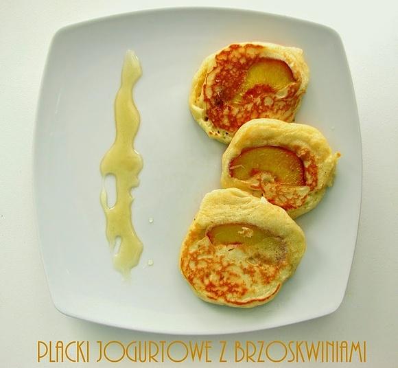 Jogurtowe placki z brzoskwiniami