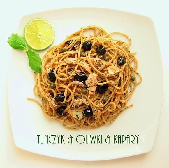 Spaghetti z tuńczykiem, oliwkami i kaparami