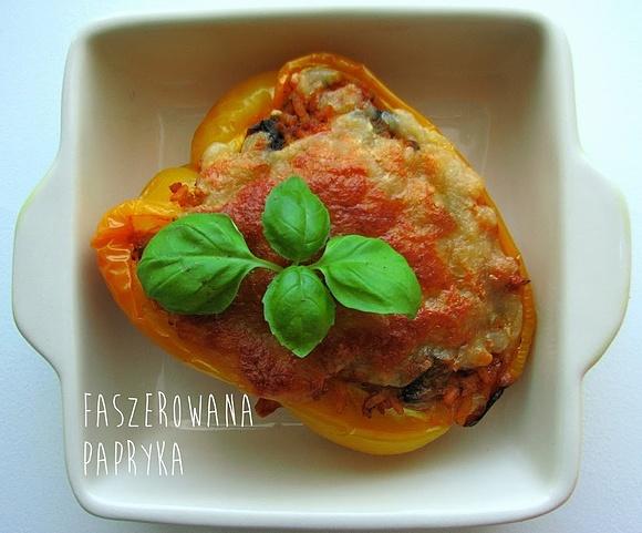 Papryka faszerowana ryżem, pieczarkami i granulatem sojowym