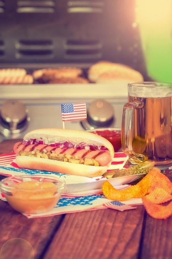 Hot-dogi z sosem barbecue