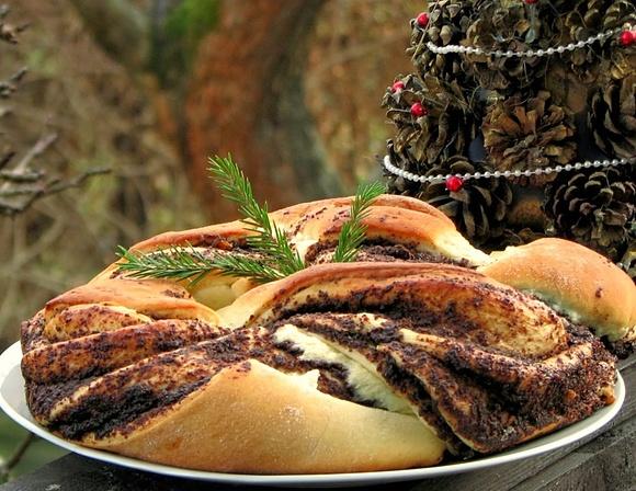 Drożdżowy wieniec makowy