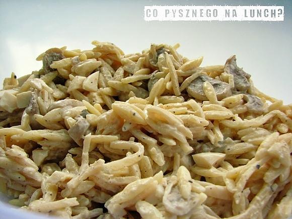 Sałatka makaronowa z pieczarkami i selerem