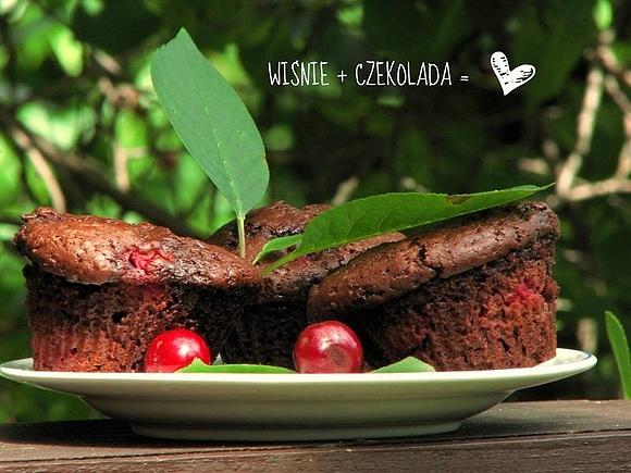 Czekoladowe muffiny z wiśniami