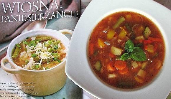 Włoska zupa minestrone z warzywami i makaronem