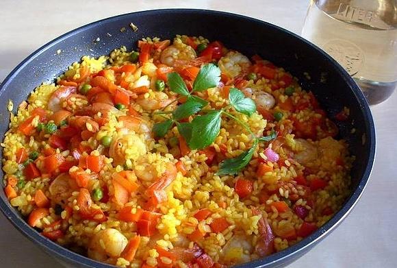 Paella warzywno-krewetkowa z rybnym bulionem
