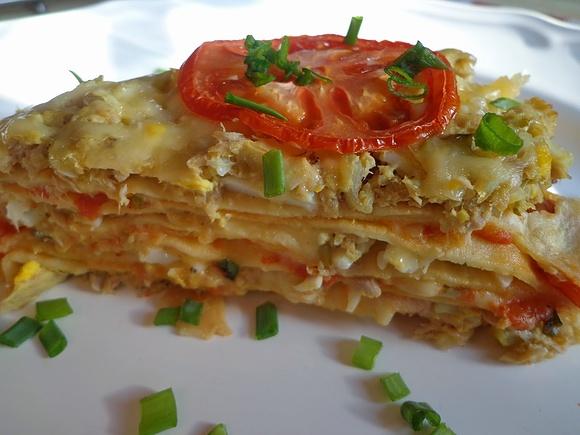 Tort naleśnikowy z tuńczykiem