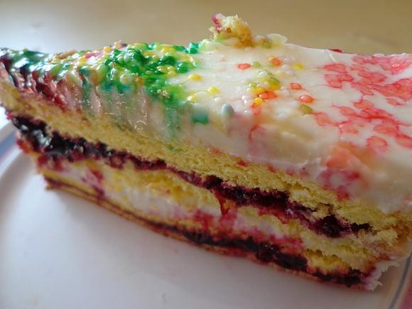 Tort twarogowy z konfiturą z czarnej porzeczki