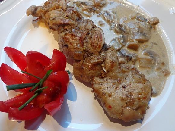 Warkocze z polędwiczki wieprzowej w sosie serowo-pieczarkowym