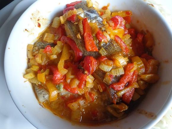 Halibut zapiekany z papryką i selerem naciowym