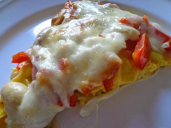 Wiejska pizza omletowa z boczkiem i warzywami