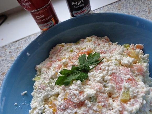 Twarogowa pasta z wędzonym łososiem i papryką na kanapki
