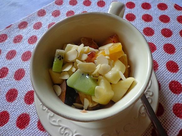 Sałatka owocowa z likierem bananowym i płatkami migdałów