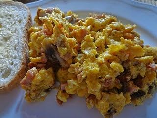 Jajecznica na bogato z kiełbasa, pieczarkami i pomidorami