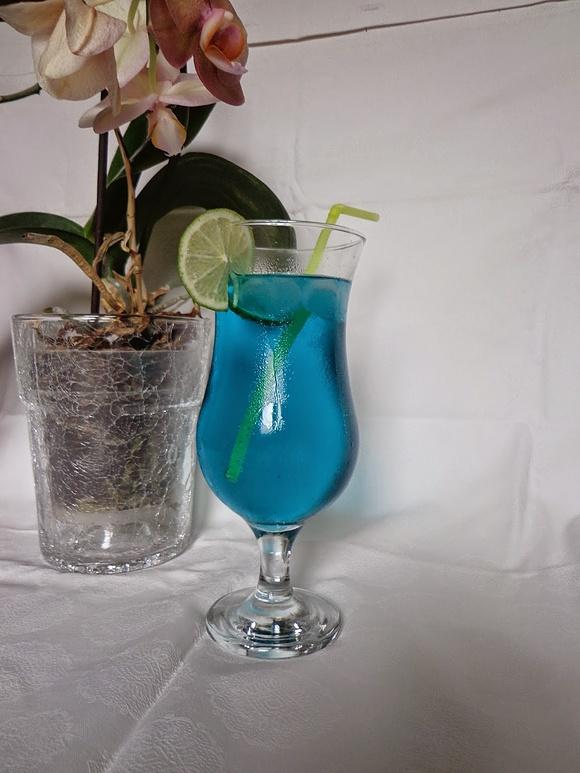 Błękitny Diabełek - drink na bazie wina musującego