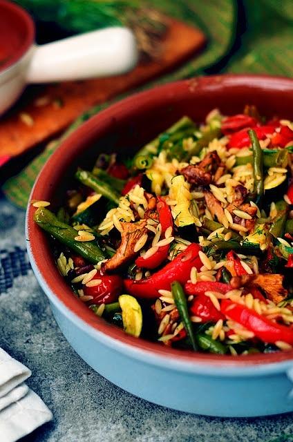 Makaron orzo z pieczonymi warzywami i kurkami