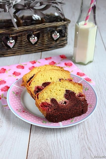 Babka dwukolorowa z malinami