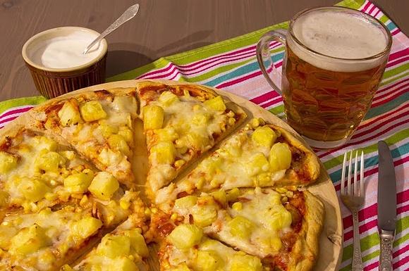 Pizza hawajska light z ananasem i kukurydzą na pełnoziarnistym cieście
