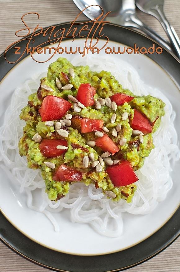 Spaghetti konjac z kremowym awokado