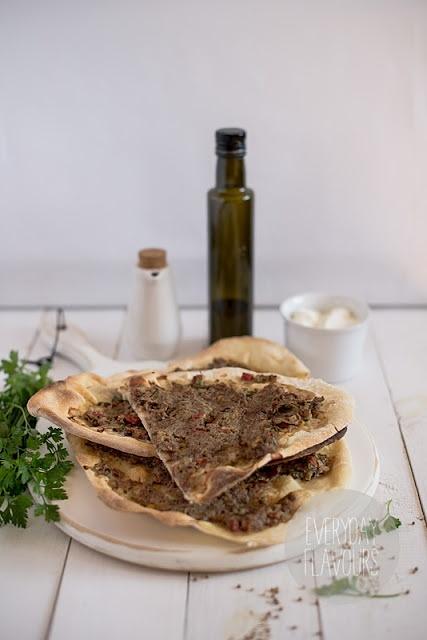 Lahmacun - turecka pizza z mięsem i aromatycznymi przyprawami