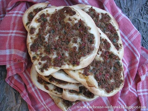 Lahmacun - turecka pizza z mięsem mielonym i warzywami
