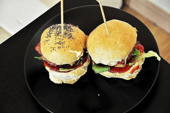 Mini burgery z domowym pieczywem