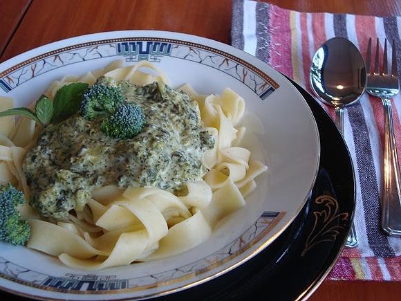 Makaron pappardelle z sosem serowo-szpinakowo-brokułowym
