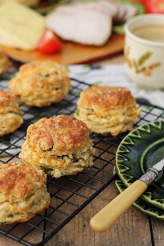 Wytrawne scones z cheddarem i szczypiorkiem