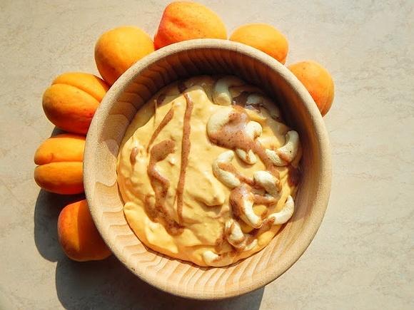 Morelove lody twarogowe z morelami, bananem i nerkowcami