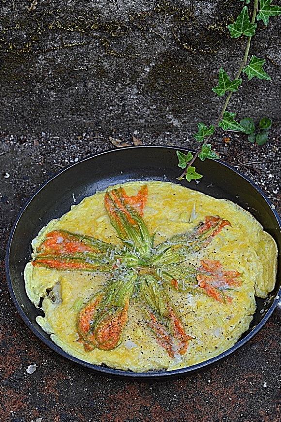 Omlet z kwiatami cukinii na targu w Pistoi