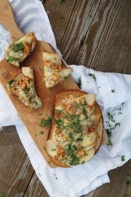 Gruszki z kurkami i gorgonzolą na toście
