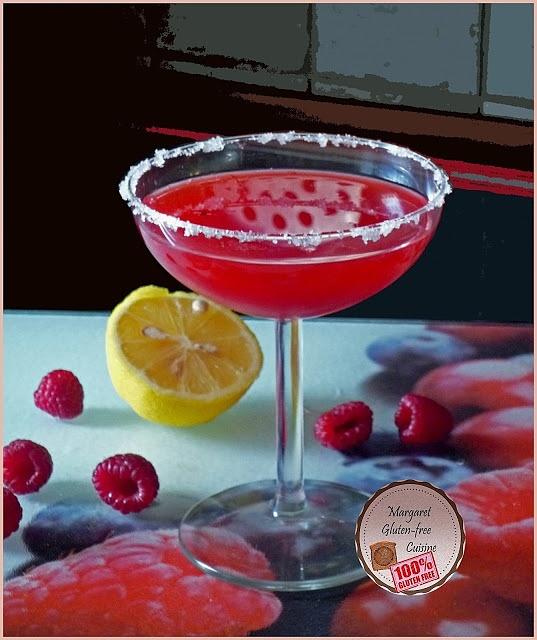 Malinowo cytrynowy drink z ginem i świeżymi malinami