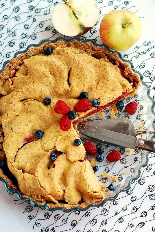 Wegańska bezglutenowa krucha tarta z jabłkami i malinami