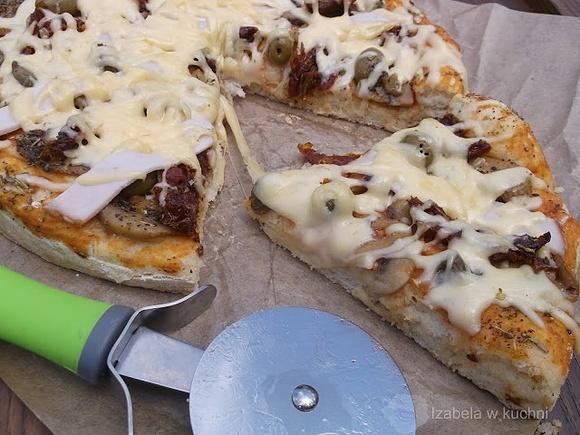 Pizza z suszonymi pomidorami, kaparami i oliwkami