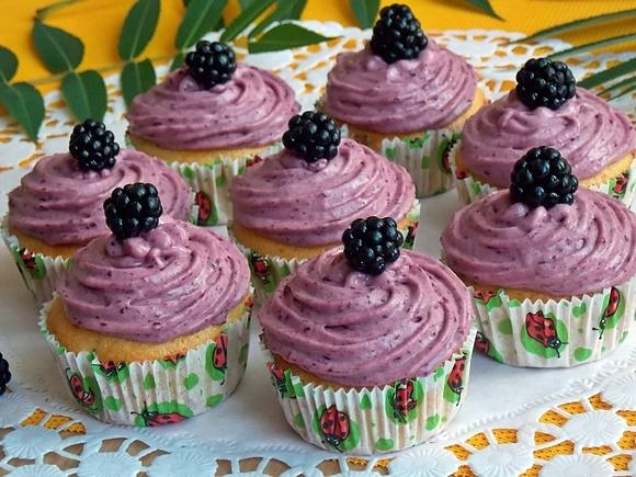 Muffinki z budyniem i kremem jeżynowym
