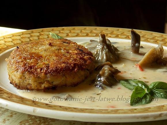 Kotlet z mięsa i kaszy bulgur w sosie grzybowym