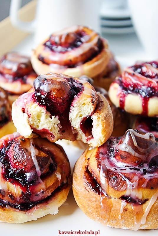 Drożdżowe zawijańce z dżemem porzeczkowym
